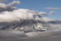 Скелясті гори в тумані, вкриті снігом під палючим сонцем у Тортелі (Чилі). — стокове фото