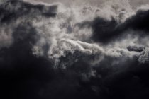 Знизу темно - сіре штормове небо в національному парку Торрес - дель - Пейн (Чилі). — стокове фото