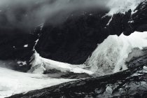 De grands rochers pierreux recouverts de neige dans une brume mystérieuse dans le parc national de Torres del Paine, Chili — Photo de stock
