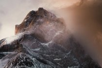 Große steinige Felsen mit Schnee bedeckt in geheimnisvollem Dunst im Torres del Paine Nationalpark, Chile — Stockfoto