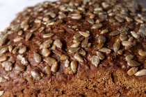 Буханка зернистого органического хлеба с семенами, крупным планом — стоковое фото