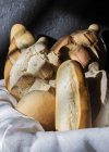 Composición de panes frescos en canasta en panadería - foto de stock