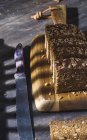 Geschnittenes Vollkornbrot mit Samen auf Holzschneidebrett — Stockfoto