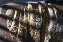 Аккуратно нарезанный органический хлеб на завтрак — стоковое фото