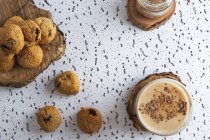 Composição de biscoitos caseiros orgânicos com jarra de cacau em pó e copo de bebida de cacau saborosa — Fotografia de Stock