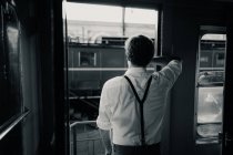 Voyageur regardant par la fenêtre du train — Photo de stock