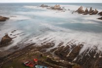 Чудове океанське скелясте узбережжя в справедливу погоду — стокове фото