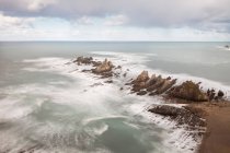 Maravilhosa costa rochosa oceânica em clima justo — Fotografia de Stock