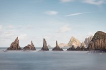 Чудове океанське скелясте узбережжя в справедливу погоду — стокове фото