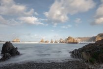 Maravillosa costa rocosa del océano en buen tiempo - foto de stock