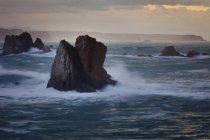 Живописные величественные гремучие воды залива, ломающие скалы на пляже Silence O Gaquo в Испании — стоковое фото