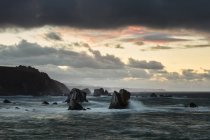 Malerische majestätische tosende Wasser der Bucht brechen Felsen am Strand von Silence O Gaviero in Spanien — Stockfoto