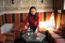 Mulher asiática desfrutando de chá árabe — Fotografia de Stock