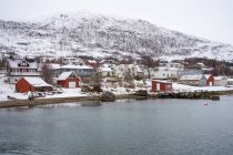 Malerische Stadt in ruhigem See im Winter — Stockfoto