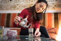 Asiatico donna godendo arabo tè — Foto stock