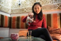 Asiatin genießt arabischen Tee — Stockfoto