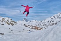 Unbekannter Snowboarder springt auf Hang — Stockfoto
