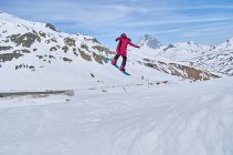 Snowboarder irriconoscibile che salta sul pendio — Foto stock