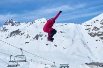 Невідомий сноубордист стрибає на схилі — стокове фото