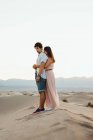 Ніжна пара обіймається в піщаній пустельній долині — стокове фото
