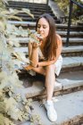 Стильна жінка сидить на сходах парку в Нью-Йорку і пахне грипом. — стокове фото