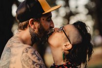Feliz casal beijando no tempo ensolarado — Fotografia de Stock