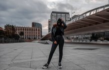 Donna in passamontagna e giacca di pelle nera — Foto stock