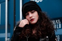 Millennial-Rockerfrau blickt in Kamera — Stockfoto