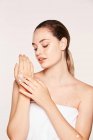 Donna deliziata che applica la crema di recupero sulle mani — Foto stock