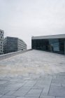 Edificios modernos de negocios y parte del techo de la Ópera de Oslo - foto de stock