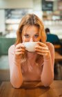 Mujer tomando una taza de café - foto de stock