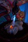 Pollo fresco entero durante el procesamiento con lanzallamas con gas brillante en la cocina del restaurante - foto de stock