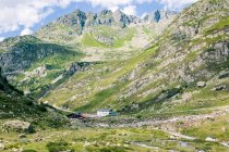 Paesaggio pittoresco veduta delle case sul prato verde delle Alpi montagne in Svizzera — Foto stock