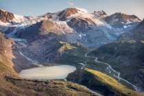 Atemberaubende Landschaft aus bewegungslosem Wasser in den Bergen der Schweiz — Stockfoto
