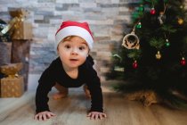 Волнующий ребенок с рождественским подарком — стоковое фото