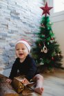 Радісна дитина з різдвяним подарунком — стокове фото