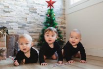 Bebês felizes perto da árvore de Natal e presentes — Fotografia de Stock