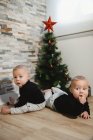 Bambini felici vicino all'albero di Natale e regali — Foto stock