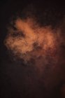 Von oben schwebt mysteriöser abstrakter Nebel in braunem Licht über bewegtem Wasser — Stockfoto