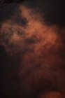 Von oben schwebt mysteriöser abstrakter Nebel in braunem Licht über bewegtem Wasser — Stockfoto