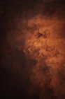 De arriba misteriosa nebulosa abstracta flotando sobre el agua en movimiento en luz marrón - foto de stock