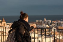 Turista feminina desfrutando de vista da cidade antiga — Fotografia de Stock