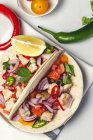 Tacos mexicanos caseiros com legumes frescos e frango no fundo branco — Fotografia de Stock