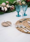 Simple rustic wedding table decoration — Stock Photo