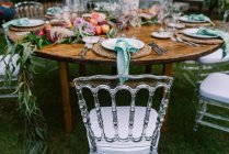 Украшение свадебного стола в деревенском стиле на открытом воздухе — стоковое фото