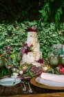 Сервировка свадебного стола с тортом — стоковое фото