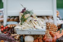 Весільний шведський стіл з пелюстками та цукерками — стокове фото
