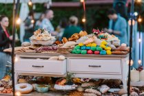 Barre à bonbons avec pâtisserie colorée — Photo de stock