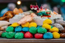 Асортимент смачних барвистих цукерок, які подаються на столі на весільний цукерковий шведський стіл — стокове фото