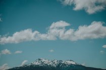 Berge mit Schnee auf Gipfeln unter blauem Himmel mit leichten Wolken in Neuseeland — Stockfoto